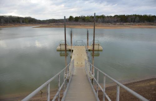 Gordonville Resort | Pet-Friendly Lake Texoma Cabin with Hot Tub & Pool Access