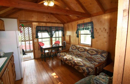 Mead Cabin | Pet-Friendly Lake Texoma Cedar Cabin with Scenic Views