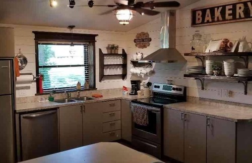Mead House | Relax at Lake Texoma Lakeside Cottage with Scenic Views