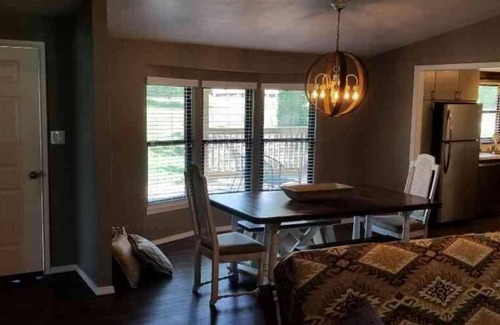 Mead House | Relax at Lake Texoma Lakeside Cottage with Scenic Views