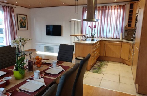 Vienna House | Modern Holiday Home with Lake View in Vienna - 9/10 Rated