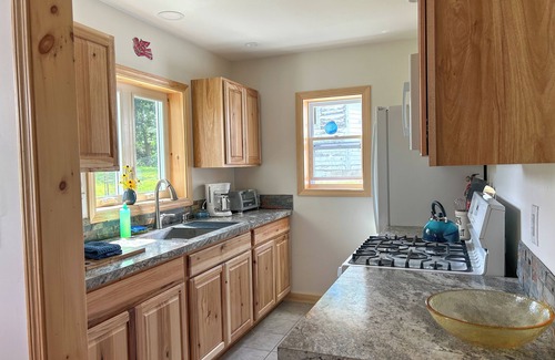 Jefferson Cottage | Scenic Lake Top Cottage - Ocean Views & High-Speed WiFi