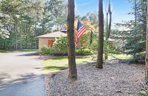 Saugatuck Villa | Ideal Lake Trail Lodge with Private Hot Tub & Downtown Access