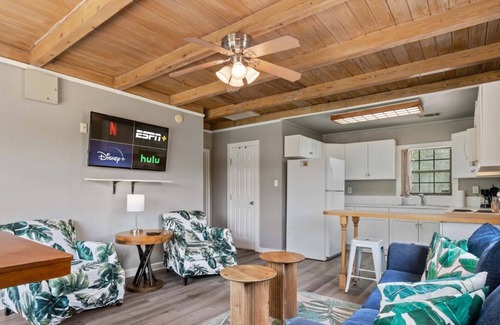 Leander Cabin | Lake Travis 2BR #8 : Free waterpark+walk to lake