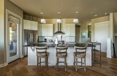 Spicewood Villa | Lake Travis Retreat - 5BR with BBQ & Pickleball