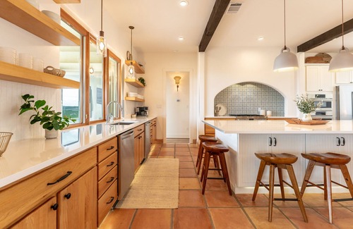 Lago Vista House | Unforgettable Getaway: Epic Pool & Spa for 12 Guests!