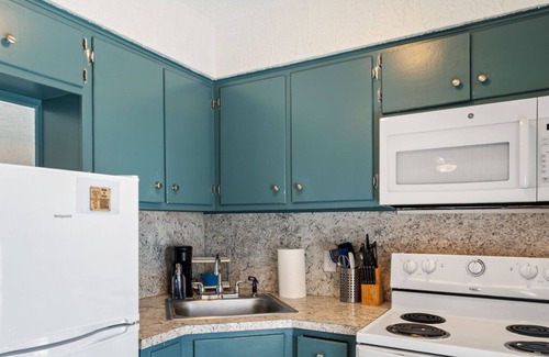 Volente Cabin | Lake Travis Studio w/Waterpark Access! Patio w/Grill+Firepit for Glamping Fun