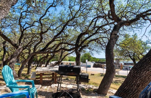 Volente Cabin | Lake Travis Studio w/Waterpark Access! Patio w/Grill+Firepit for Glamping Fun