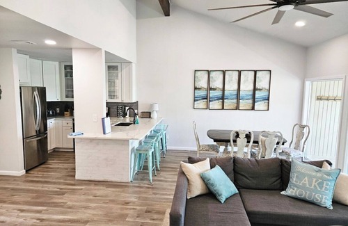 Point Venture House | Lake Travis Oasis: Steps to Pool, Gym & Marina Amenities
