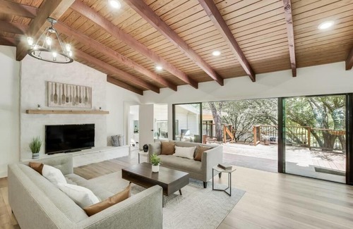 Lago Vista House | Scenic Lake Travis Valley View Retreat for Family Getaways