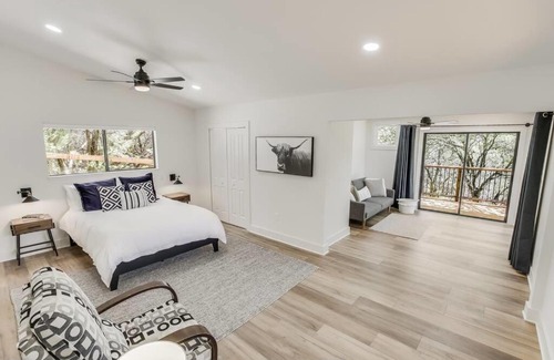 Lago Vista House | Scenic Lake Travis Valley View Retreat for Family Getaways