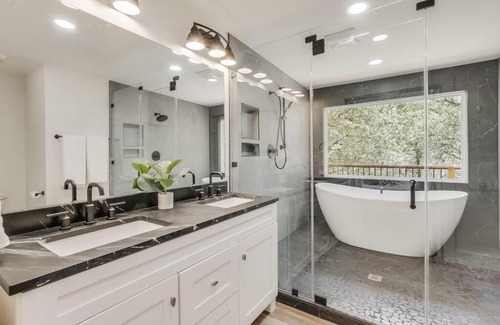 Lago Vista House | Scenic Lake Travis Valley View Retreat for Family Getaways