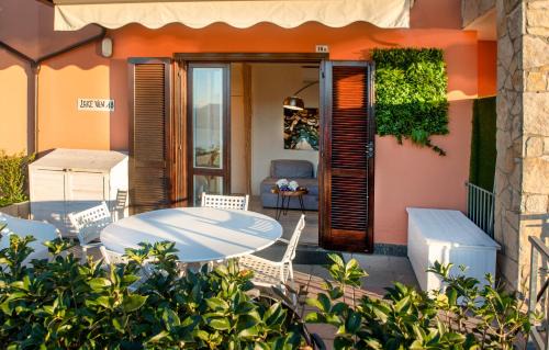 Sale Marasino Apartment | Lake View 18: Guest Rated 8.9 with Pool & Child Friendly