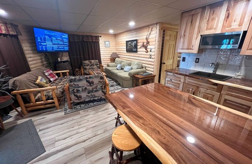 Lake Delton Cabin | Scenic Lake-View 2-Bedroom Cabin Home at Wisconsin Dells