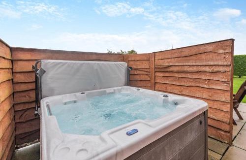 Maltby le Marsh House | Pet-Friendly Retreat: Lake View 2 with Hot Tub Amenities
