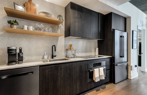 East Cesar Chavez Condo | Lake View 23rd Fl Luxury Condo with Private Balcony & Rooftop Pool