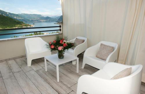 Sale Marasino Apartment | Lake View 49: Oceanfront Escape with Pool & Guest Rating of 9.4