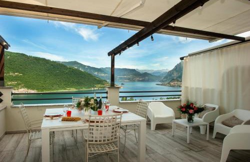 Sale Marasino Apartment | Lake View 49: Oceanfront Escape with Pool & Guest Rating of 9.4