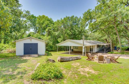 Enchanted Oaks House | Charming Mabank Retreat: Pet-Friendly with Lake View!