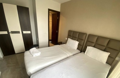 Hiranandani Gardens House | Scenic Lake View Apartment with Breakfast for Families
