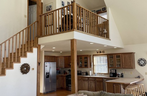 Twin Lakes Ski Chalet | Family-Friendly Lake View at Lone Pine Lodge - Sleeps 6