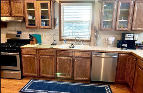Twin Lakes Ski Chalet | Family-Friendly Lake View at Lone Pine Lodge - Sleeps 6