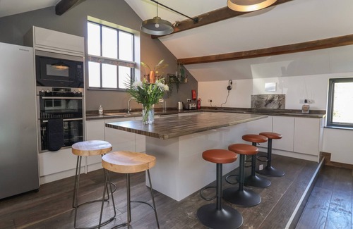 Macclesfield Cottage | Family-Friendly Lake View Barn with Hot Tub in Macclesfield