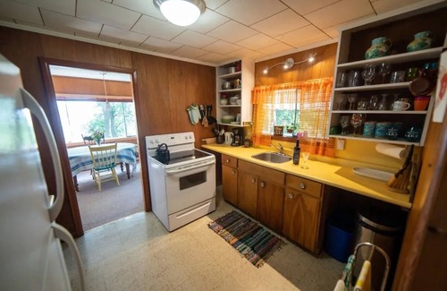Central Elgin Cottage | Lake view, beach access, vintage cottage getaway with sauna!