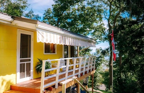 Central Elgin Cottage | Lake view, beach access, vintage cottage getaway with sauna!