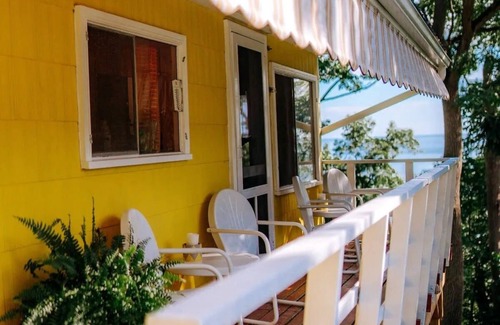 Central Elgin Cottage | Lake view, beach access, vintage cottage getaway with sauna!