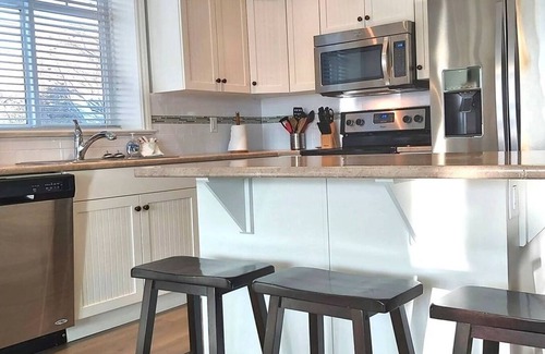 Okanagan-Similkameen House | Lake View Cottage: Breathtaking Views & Two Kitchens