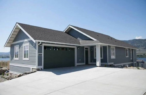 Okanagan-Similkameen House | Lake View Cottage: Breathtaking Views & Two Kitchens