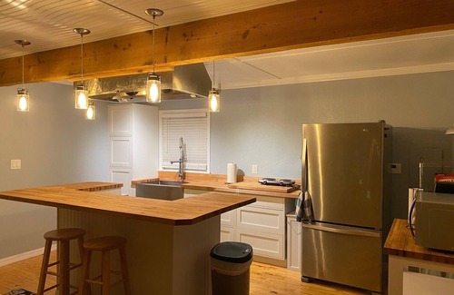 Highland House | Lake View Cottage Getaway with Spa & Pet-Friendly Amenities