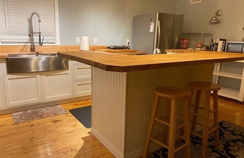 Highland House | Lake View Cottage Getaway with Spa & Pet-Friendly Amenities