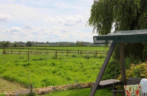 Market Drayton House | Idyllic Lake View Cottage - 5-Star Stay for Families