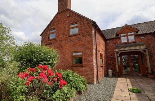 Market Drayton House | Idyllic Lake View Cottage - 5-Star Stay for Families
