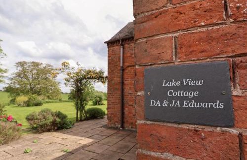 Market Drayton House | Idyllic Lake View Cottage - 5-Star Stay for Families