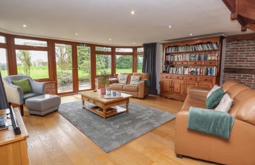 Market Drayton House | Idyllic Lake View Cottage - 5-Star Stay for Families