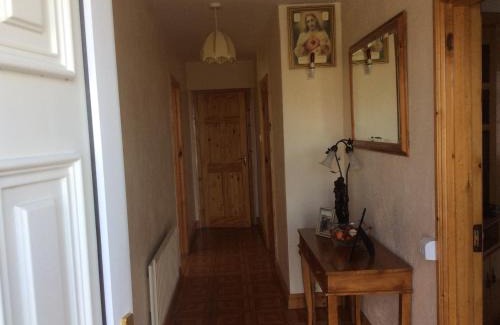 Connemara House | Scenic Lake View Cottage: Child-Friendly & Accessible Retreat