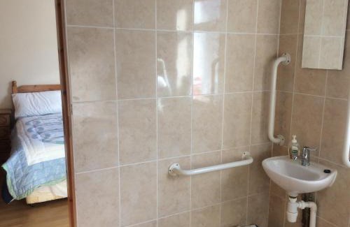 Connemara House | Scenic Lake View Cottage: Child-Friendly & Accessible Retreat