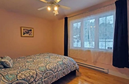 Rawdon Cottage | Relaxing Lake-view Cottage with Spa for 14 Near Montreal