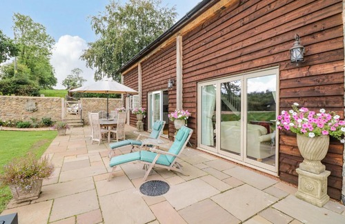 Worlington House | Picturesque Lake View Hotel: Pet & Child Friendly Retreat