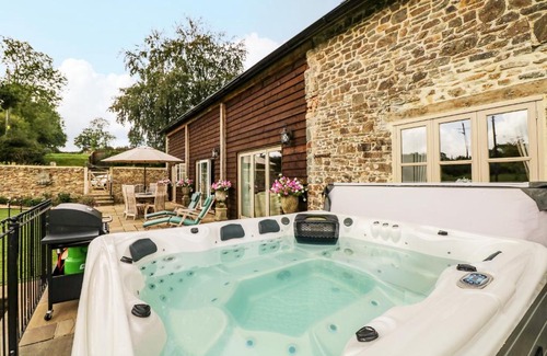 Worlington House | Picturesque Lake View Hotel: Pet & Child Friendly Retreat