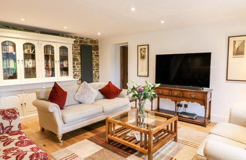 Worlington House | Picturesque Lake View Hotel: Pet & Child Friendly Retreat