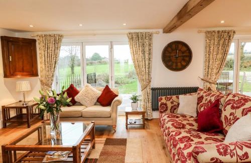 Worlington House | Picturesque Lake View Hotel: Pet & Child Friendly Retreat