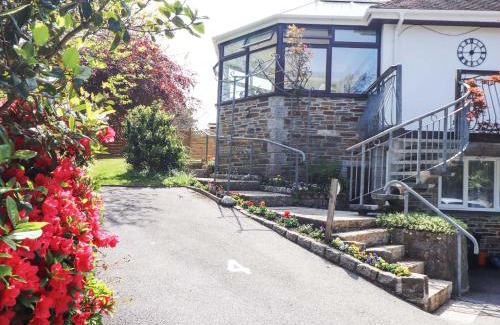 Maenporth Apartment | Scenic Lake View Hotel: 4-Star, Pet & Child Friendly Stay