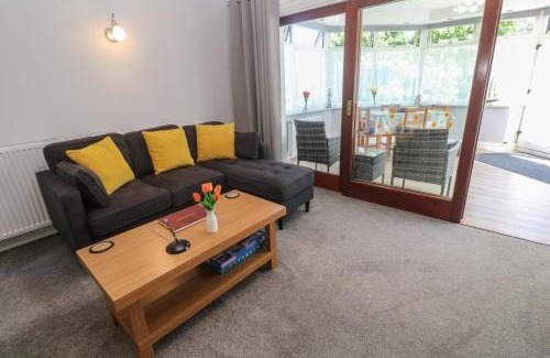 Maenporth Apartment | Scenic Lake View Hotel: 4-Star, Pet & Child Friendly Stay