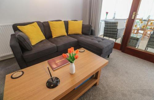 Maenporth Apartment | Scenic Lake View Hotel: 4-Star, Pet & Child Friendly Stay