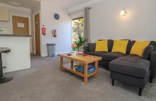 Maenporth Apartment | Scenic Lake View Hotel: 4-Star, Pet & Child Friendly Stay