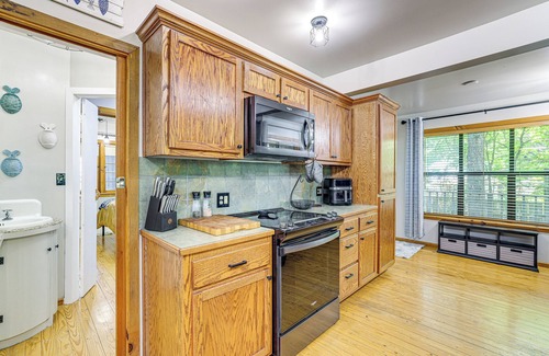 Bernice House | Idyllic Lake-View Bernice House with Deck & Pet-Friendly Amenities